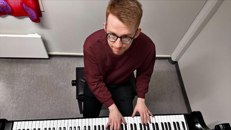49 konsert Krister Wollen.jpeg Bilde av Krister som spille piano